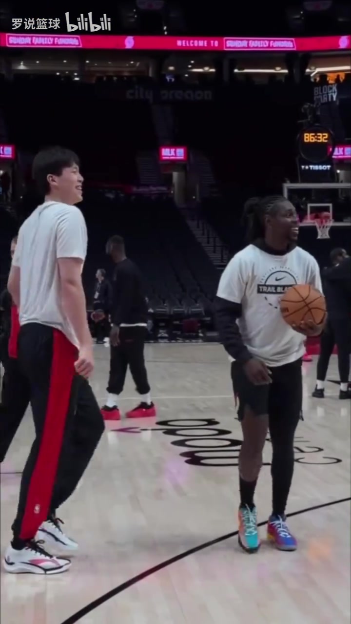博鱼电竞体育-霍勒迪为杨瀚森三分训练打气  手舞足蹈并竖大拇指鼓励